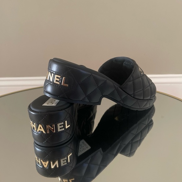 Chanel 23C quilted leather interlocking CC slides size 40 - Picture 2 of 16